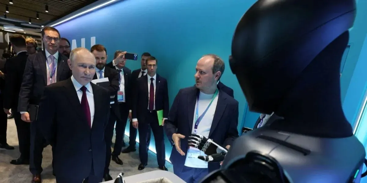 Russian-Humanoid-Robot-Dances-For-Putin-At-Moscow-AI-Conference